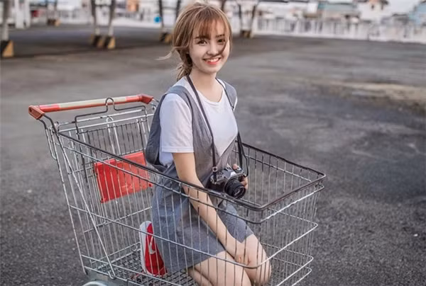 Nhìn vẻ ngoài dịu dàng, nữ tính của Hồng Hạnh, ít ai nghĩ cô nàng lại theo đuổi ngành học khá khô khan như Công nghệ Thông tin. Cô bạn quê Biên Hòa nói rằng mình lựa chọn ngành học này vì hứng thú với máy tính, công nghệ.