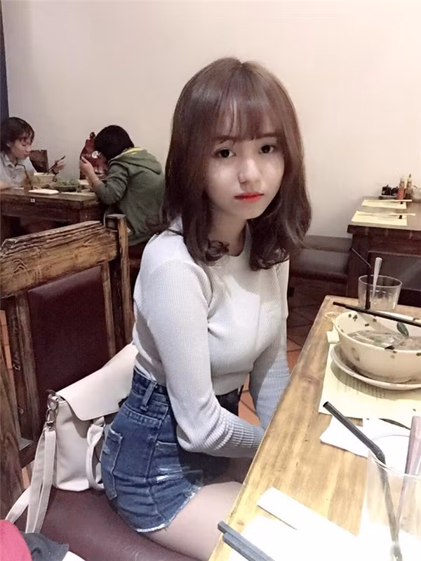 Sở hữu ngoại hình xinh xắn nhưng Hồng Hạnh lại không thích được gọi là hot girl bởi cô vẫn chỉ mong là Hạnh của mọi người, gắn vào một số danh xưng cảm thấy xa cách. Ảnh trong bài: Facebook nhân vật.