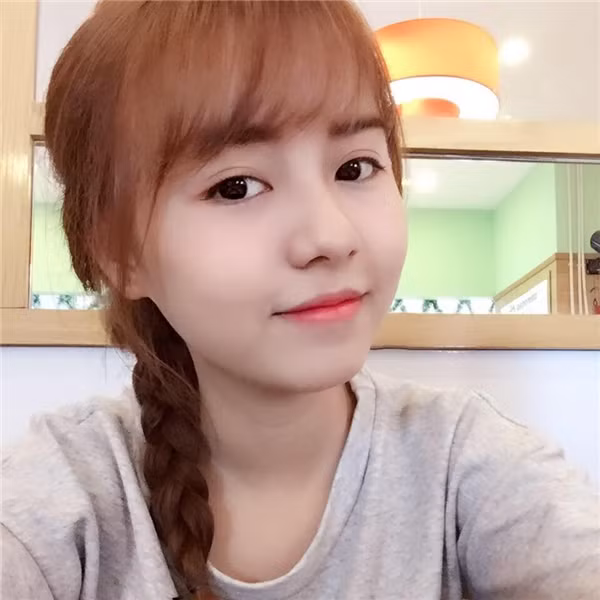 Không chỉ vậy, bạn bè trên lớp cũng chia sẻ ấn tượng đầu tiên về cô là một người khó gần, tuy nhiên sau khi thân thiết thì nhận thấy Hạnh rất vui vẻ và cởi mở.