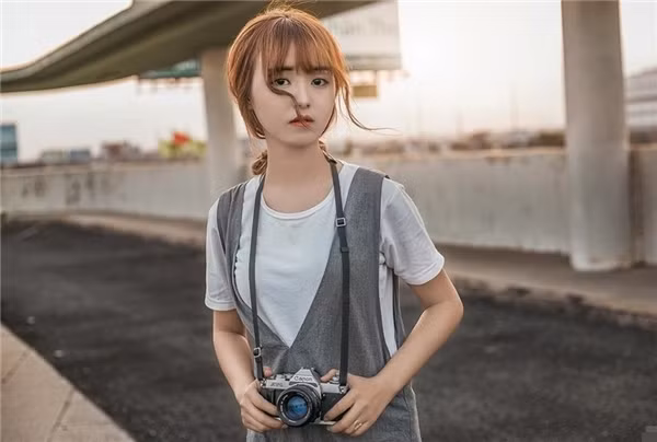 Theo tìm hiểu của các "thánh mạng", cô gái này là Bùi Thị Hồng Hạnh (20 tuổi, đến từ Biên Hòa) hiện là sinh viên năm 3 ngành Thương mại Điện tử, trường ĐH Công nghiệp Thực phẩm TP HCM. Ngay sau khi xuất hiện những thông tin, cô bạn này được các dân mạng đặt biệt danh là " Hot girl IT" bởi sự xinh đẹp của mình.