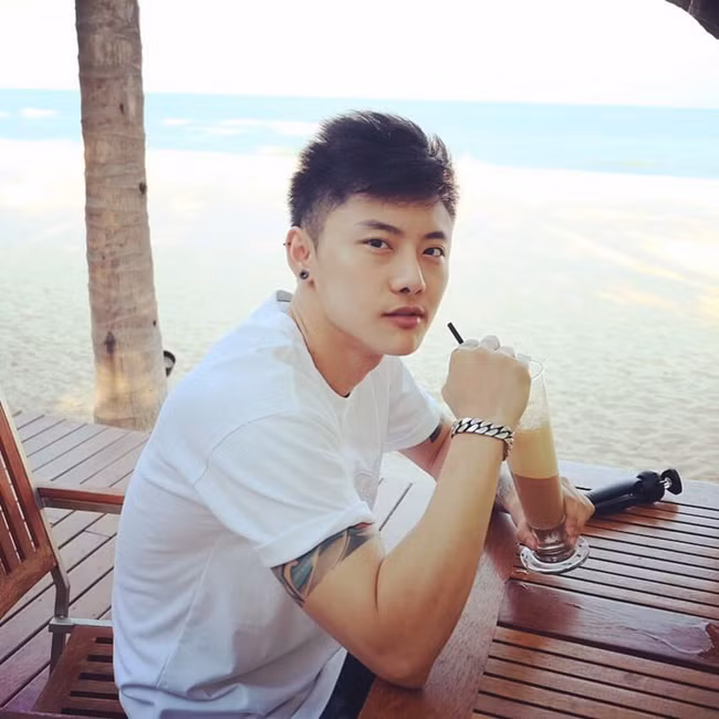 Thế nên Yanicha đã quyết định lao vào luyện tập thể hình với sự hỗ trợ, giúp sức của việc tiêm hoóc môn và một vài loại thực phẩm chức năng khác giúp hỗ trợ phát triển các búi cơ trên cơ thể.