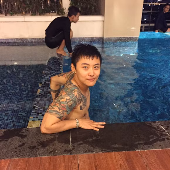 Trước khi có được thân hình như hiện tại, chàng hot boy nổi tiếng Thái Lan sở hữu những nét nữ tính trên cơ thể của mình.