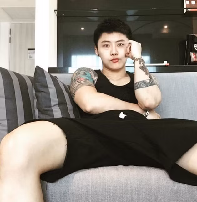 Tuy nhiên, như vậy là chưa đủ, bởi vốn dĩ cơ thể nữ giới vẫn có những đường nét khó lòng mà che giấu được khi đứng cạnh những đấng nam nhi khác.