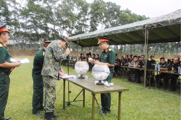 Theo quy định, các VĐV bốc thăm, chia thành 10 đội, mỗi đội có 5 VĐV (2 VĐV quốc tế và 3 VĐV Việt Nam). Mỗi VĐV được nhận 10 viên đạn và mỗi đội phải bắn đổ 10 bia mục tiêu trong thời gian ngắn nhất.