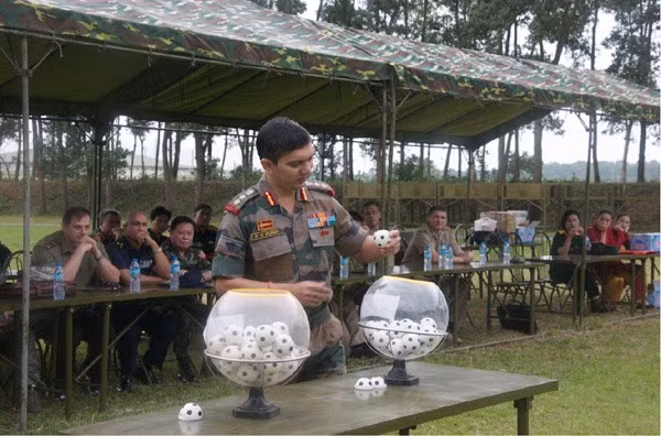 Tham dự Giao lưu có Đại tá Lê Xuân Khanh, Phó Cục trưởng Cục Đối ngoại (Bộ Quốc phòng); Đại tá Khúc Mạnh Hà, Chỉ huy trưởng Trung tâm Huấn luyện Quốc gia Miếu Môn; Đại tá Farbotko Przemyslaw, Tùy viên Quân sự Ba Lan, Trưởng Đoàn Tùy viên Quân sự các nước tại Việt Nam cùng 18 vận động viên (VĐV) là Tùy viên Quân sự, Tùy viên Quốc phòng đến từ 12 cơ quan Tùy viên Quân sự các nước tại Việt Nam, gồm: Ba Lan, Ấn Độ, Hoa Kỳ, Căm-pu-chia, Cu-ba, Lào, Ma-lai-xi-a, Mi-an-ma, Nga, Pháp, Triều Tiên và Ô-xtrây-li-a cùng 27 VĐV là cán bộ, sĩ quan thuộc Cục Đối ngoại (Bộ Quốc phòng) và Trung tâm Gìn giữ Hòa bình Việt Nam…