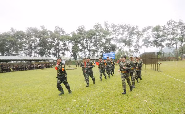 Tại trường bắn, sau khi nghe Đại tá Đinh Đức Minh, chỉ huy bắn giới thiệu về quy chế, nội quy trường bắn, các VĐV tiến hành bốc thăm để xác định đội bắn, loạt bắn và vị trí bắn.