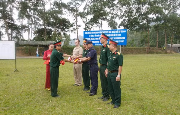 Đánh giá cao công tác chuẩn bị cho buổi giao lưu cũng như công tác tổ chức hết sức chuyên nghiệp, góp phần tăng cường tình đoàn kết, hữu nghị giữa Tùy viên Quân sự các nước tại Việt Nam, Đại tá Farbotko Przemyslaw bày tỏ mong muốn Bộ Quốc phòng Việt Nam thường xuyên quan tâm, tổ chức các hoạt động giao lưu, nhằm tăng cường hơn nữa quan hệ đoàn kết, hữu nghị giữa Đoàn Tùy viên Quân sự các nước tại Việt Nam với các cơ quan, đơn vị của Bộ Quốc phòng Việt Nam.