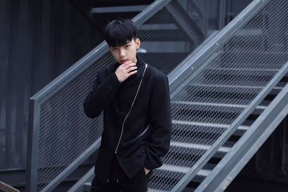 Tạ Hoàng Long (Long Hoàng), sinh năm 2003, hiện đang là một trong những gương mặt nổi bật của trường THCS Ngô Gia Tự (Hà Nội).