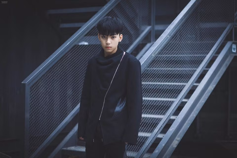 Bên cạnh đó, anh chàng hot teen này còn làm mẫu ảnh, đồng thời còn từng đoạt Giải đồng võ Taekwondo cấp thành phố.