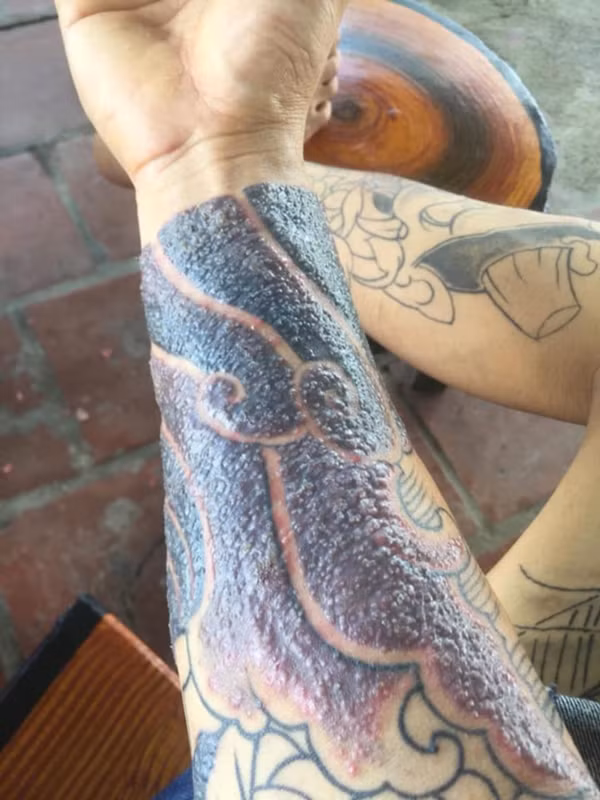 Việc xăm hình trở thành môn nghệ thuật được nhiều bạn trẻ yêu thích, Tuy việc xăm ngày càng dễ dàng và các phương pháp xăm cũng dần hiện đại hơn, nhưng không thể phủ nhận, bộ môn này cũng tồn tại không ít rủi ro.