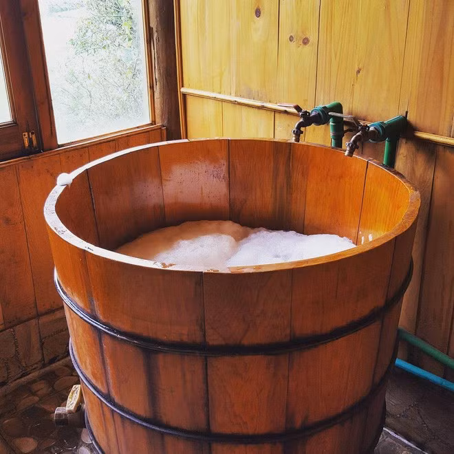 Sau một ngày mệt nhoài vì đi bộ, thăm thú Sa Pa, bạn nên tự đãi bản thân một chầu tắm lá thuốc người Dao đỏ trong bồn tắm bằng gỗ. Nước thuốc đổ vào bồn khá nóng nên bạn nên pha chế thêm nước bên ngoài trước khi tắm, tuy nhiên nước tắm phải giữ ở nhiệt độ 30-37 độ C thì mới phát huy tác dụng.