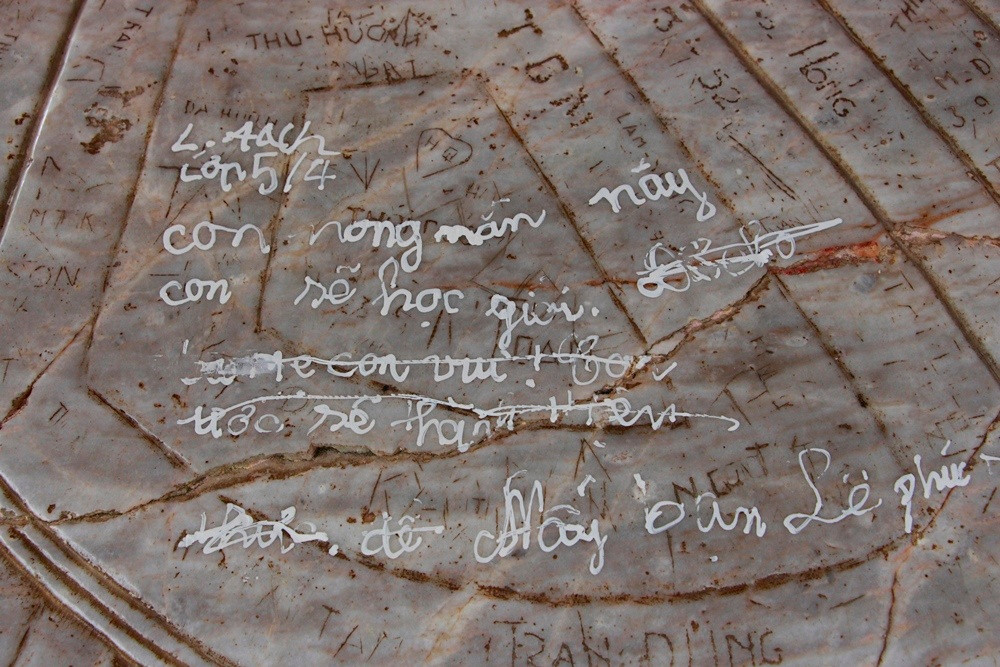 Từ câu chuyện của người đàn ông vẽ bậy ở cầu Vàng, nhiều người đặt ra câu hỏi rằng: "Đây là thời đại nào rồi mà vẫn còn những người check-in kiểu thô sơ và phá hoại đến vậy".