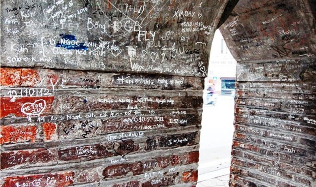 Trước đó, dân mạng cũng từng phen giật mình khi các công trình kiến trúc cổ tại Hà Nội, điển hình như tháp Hòa Phong bị các du khách thiếu ý thức vẽ bậy bằng bút xóa.