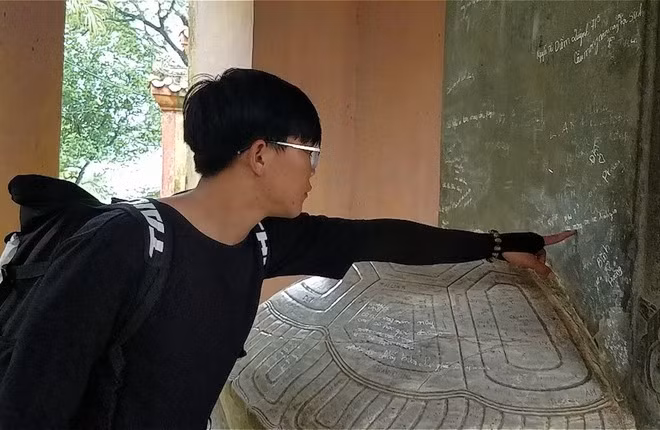 Việc tô vẽ trái phép ở các công trình công cộng dường như không còn xa lạ, với ý thức kém việc gìn giữ địa danh du lịch với nhiều người là chuyện xa vời.