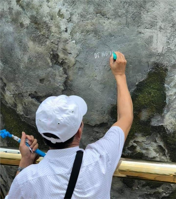 Hành động thiếu ý thức và đặc biệt lại được thực hiện bởi một người đàn ông đứng tuổi đã gây ra làn sóng bức xúc cho CĐM.