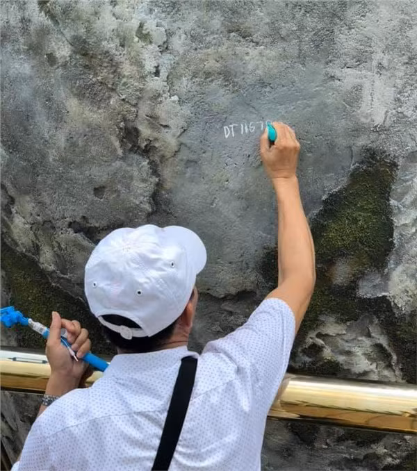 Hành động thiếu ý thức và đặc biệt lại được thực hiện bởi một người đàn ông đứng tuổi đã gây ra làn sóng bức xúc cho CĐM.