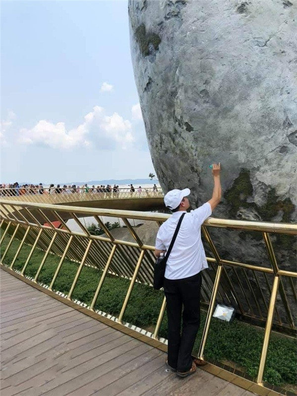  Cầu Vàng Đà Nẵng không chỉ được xem là công trình nghệ thuật độc đáo mang tầm vóc quốc gia mà còn được nhiều tạp chí danh tiếng thế giới bình chọn là điểm đến hấp dẫn. Thế nhưng mới đây, hình ảnh Cầu Vàng bị du khách vấy bẩn đang khiến cho dân tình bức xúc.