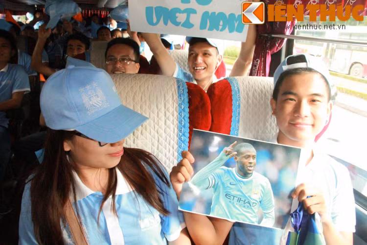 Mặc dù lúc 18h30, 65 thành viên đoàn của CLB Man City mới tới sân bay Nội Bài nhưng từ rất sớm, các CĐV đã tập trung tại khu Vip A để đón.
