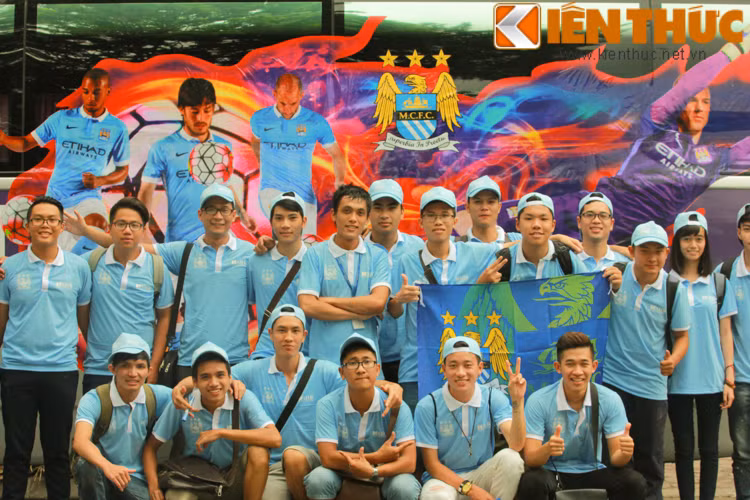 Trên xe, các CĐV Man City đã tổ chức rất nhiều trò chơi để khuấy động không khí trước khi đón những thần tượng bằng da bằng thịt của mình tại Việt Nam. Họ cũng hát ca khúc truyền thống của CLB này là Blue Moon.