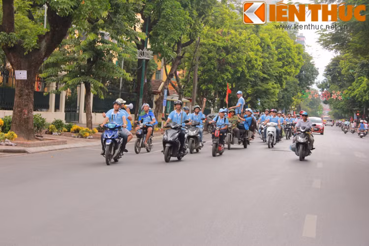 Chuẩn bị đón tiếp Á quân Premier League 2014/2015 trong chuyến du đấu Việt Nam từ ngày 25/7 - 27/7, chiều nay, các CĐV Man City Việt Nam tổ chức diễu hành qua nhiều tuyến phố lớn ở Hà Nội.