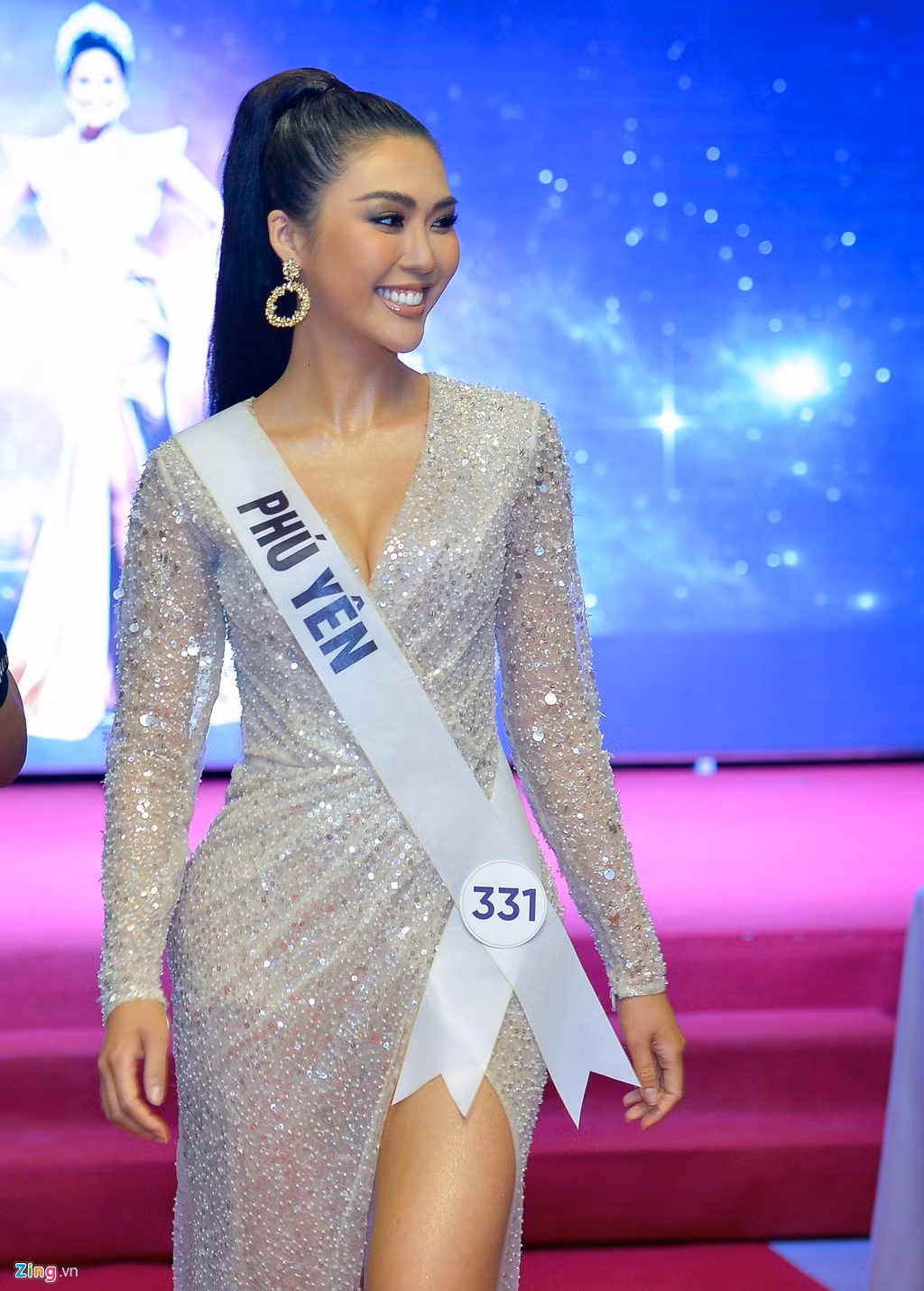 Vừa qua, thí sinh Nguyễn Đặng Tường Linh trở nên cực hot trên MXH khi cô nàng vừa ẵm giải thí sinh có nụ cười đẹp nhất Hoa hậu Hoàn vũ Việt Nam 2019. Đây chỉ là giải thưởng phụ thông qua mạng xã hội và không liên quan đến kết quả thi.