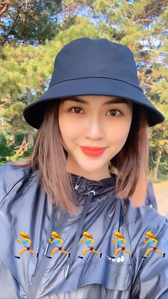 "Cười thế này thì rụng tim anh rồi", "Người đã đẹp, cười lại còn đẹp thì bao nhiêu giải và trái tim của cánh mày râu em mang hết về nhà" hay "Hé môi cười là hàng vạn con tim si mê phải chết đứ đừ." là những lời khen có cánh được dân mạng để lại trên tường trang cá nhân của Tường Linh.