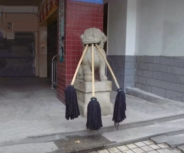 Theo thuyết phong thủy, tượng sư tử có tác dụng trước nhất xua đuổi tà khí, sau là giữ vững địa vị và chiêu tài nạp cát. Vì vậy, không phải ngẫu nhiên mà tại các đất nước mang đậm màu sắc văn hóa Á Đông, người ta thường chọn đặt một đôi tượng sư tử để trấn yểm trước cửa nhà.