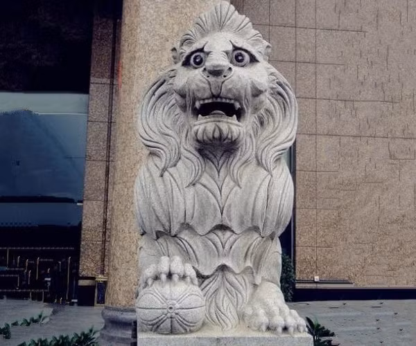 Do không được "tỉa lông" thường xuyên nên trong bức tượng sư tử này mất đi những đường cong cơ bắp, oai phong.