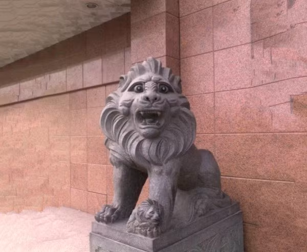 Tại một số quốc gia như Trung Quốc, cứ vài mét vuông lại có một đôi tượng sư tử phong thủy. Bên cạnh những pho tượng oai phong, lẫm liệt, đâu đó vẫn còn tồn tại những tác phẩm điêu khắc xấu tới mức phát hờn.