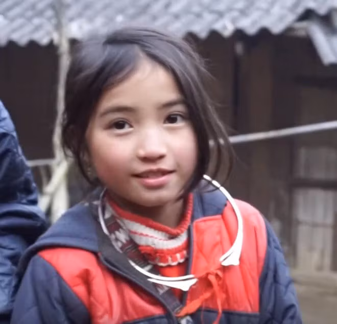 Cụ thể, trên fanpage quy tụ nhiều dân phượt, một clip ghi lại hình ảnh một bé gái người H'Mông với nụ cười trong trẻo, hồn nhiên, mộc mạc nhanh chóng chiếm được cảm tình của nhiều người.