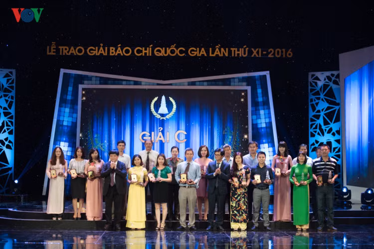 Tổng giám đốc Đài Tiếng Nói Việt Nam Nguyễn Thế Kỷ cùng với Tổng Giám đốc Đài Truyền hình Việt Nam Trần Bình Minh lên sân khấu trao giải C cho các tác giả đoạt giải