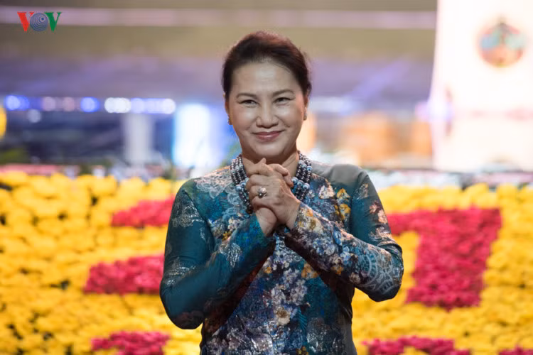 Chủ tịch Quốc hội Nguyễn Thị Kim Ngân, cùng các Ủy viên Bộ Chính trị, các đồng chí Ủy viên Trung ương Đảng và lãnh đạo các ban, bộ, ngành Trung ương và TP.Hà Nội.