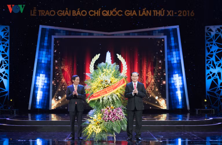 Chủ tịch nước Trần Đại Quang (bên phải) tặng lẵng hoa chúc mừng.