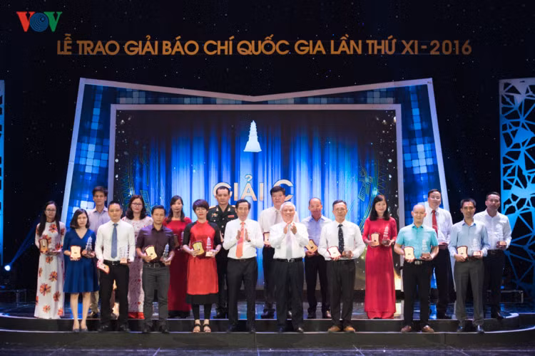 Phó Chủ tịch Quốc hội Uông Chu Lưu và Chủ tịch Hội Nhà báo Việt Nam Thuận Hữu trao giải C cho các tác giả đoạt giải tại giải Báo chí Quốc gia lần thứ XI.