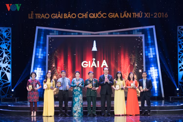 Chủ tịch nước Trần Đại Quang và Chủ tịch Quốc hội Nguyễn Thị Kim Ngân trao 7 giải A cho các tác phẩm xuất sắc nhất.