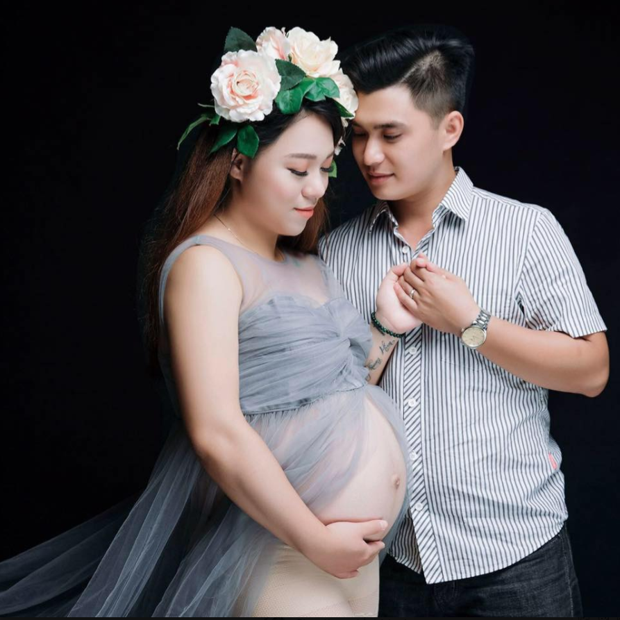 Miêu tả về chồng mình, Chi cho biết thêm: "Chồng mình là người có vẻ ngoài khá lạnh lùng nhưng lại rất quan tâm vợ. Chúng mình yêu 7 tháng thì kết thì kết hôn. Mình nghĩ chuyện một người phát tướng sau khi kết hôn là hết sức bình thường."