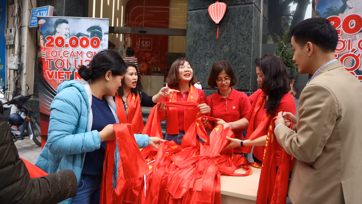 Có mặt tại địa điểm trên phố Ngô Quyền Hà Nội, một điểm phát băng rôn miễn phí cho NHM cổ vũ đội tuyển U23 Việt Nam miễn phí, PV Kiến Thức ghi nhận rất nhiều người đã chờ đợi để nhận cho mình những món quà.