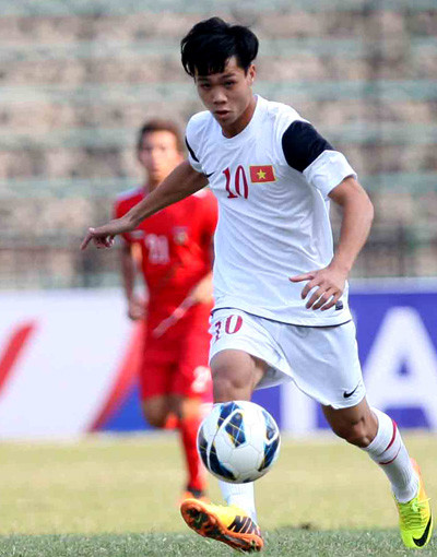 Công Phượng cũng được xếp vào danh sách cầu thủ ĐT Việt Nam sở hữu chiều cao khiêm tốn, 1m68. Không có được thân hình lý tưởng nên Công Phượng rất dễ bị các đối thủ cao to lấn át. Nhưng việc sở hữu khả năng cầm bóng tốt giúp Công Phượng phần nào hạn chế được việc mất bóng.