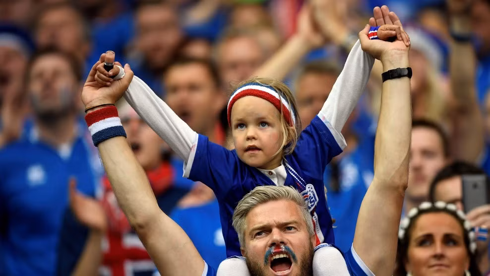 Chính những màn cổ vũ đậm chất bản địa của mình, các CĐV Iceland đã trực tiếp truyền lửa xuống sân để các cầu thủ của họ thi đấu bằng nhiệt huyết và vì màu cờ sắc áo.