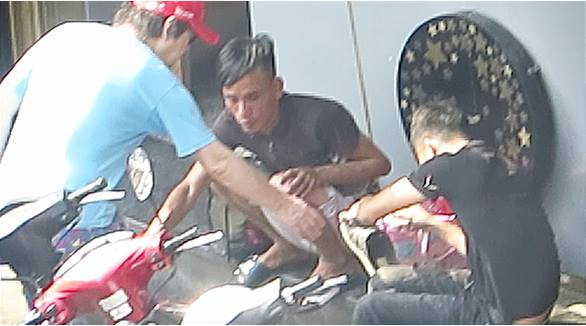 Những hình ảnh được camera của một đơn vị báo chí ghi lại những hành động trấn lột khách du lịch của nhóm đối tượng tại Hồ Gươm