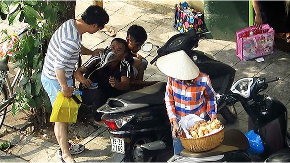 Liên tục những chiêu trò được nhóm đối tượng gồm 9 thành viên đều từ quê lên khiến không biết bao du khách phải trả cái giá quá đắt với chúng. Được biết thêm, nhóm đối tượng này đã từng bị Công an quận Hoàn Kiếm xử phạt hành chính nhiều lần về hành vi tương tự nhưng khi được trả về thì đâu lại vào đó.