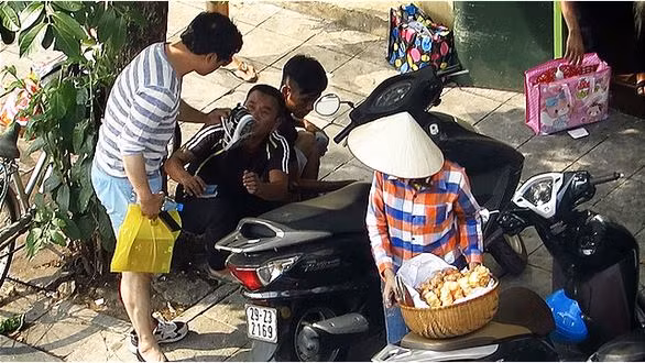 Liên tục những chiêu trò được nhóm đối tượng gồm 9 thành viên đều từ quê lên khiến không biết bao du khách phải trả cái giá quá đắt với chúng. Được biết thêm, nhóm đối tượng này đã từng bị Công an quận Hoàn Kiếm xử phạt hành chính nhiều lần về hành vi tương tự nhưng khi được trả về thì đâu lại vào đó.