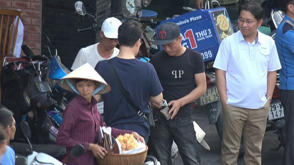 Nickname Minh Quân chia sẻ: ""Thật xấu hổ người VN.Mang một lỗi nhục nhã chỉ vì mấy thằng bẩn thỉu này. Có lừa thì lừa mấy đứa tây trẻ tuổi hoặc trung trung thôi, mấy ông bà già thì bỏ qua cho họ đi, tôi ở bên nước ngoài những người già họ tốt bụng với lịch sự lắm, lừa họ làm gì tội nghiệp!".