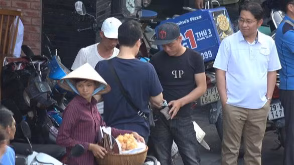 Nickname Minh Quân chia sẻ: ""Thật xấu hổ người VN.Mang một lỗi nhục nhã chỉ vì mấy thằng bẩn thỉu này. Có lừa thì lừa mấy đứa tây trẻ tuổi hoặc trung trung thôi, mấy ông bà già thì bỏ qua cho họ đi, tôi ở bên nước ngoài những người già họ tốt bụng với lịch sự lắm, lừa họ làm gì tội nghiệp!".