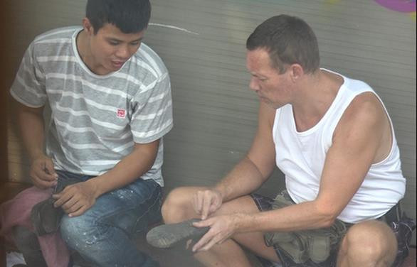 Sau khi hành động được phanh phui, tại cơ quan điều tra, các đối tượng thừa nhận hành vi chèo kép, ép buộc khách du lịch mua bánh rán, đánh và sửa giày với giá “cắt cổ” trong khoảng thời gian đầu tháng 10/2018.