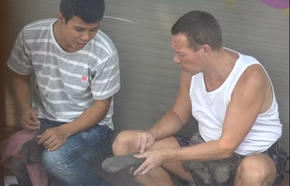 Sau khi hành động được phanh phui, tại cơ quan điều tra, các đối tượng thừa nhận hành vi chèo kép, ép buộc khách du lịch mua bánh rán, đánh và sửa giày với giá “cắt cổ” trong khoảng thời gian đầu tháng 10/2018.