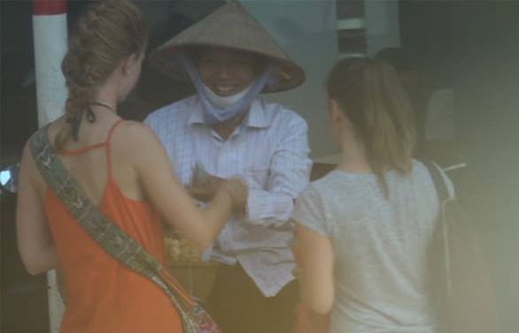 Dưới phần bình luận của những bức ảnh bằng chứng, nickname Hà Quang Anh chia sẻ: "Cứ thế ai dám đến Việt Nam du lịch, làm xấu hình ảnh con người Việt. Mong cơ quan chức năng vào cuộc ngăn chặn tệ nạn này, còn chưa kể thêm vụ gửi xe chặt chém nữa. Lên phố đi bộ mà gửi xe cạnh Hàm Cá Mập ý cứ đều đều 20k - 50k/ xe".