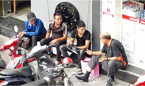 Cướp giày lau, tra keo, dí bánh rán vào tay là những thủ đoạn tinh vi của nhóm đối tượng trấn lột khách du lịch tại hồ Hoàn Kiếm thời gian vừa qua.