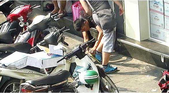 Mỗi ngày các nhóm lừa đảo này thu về hàng chục triệu đồng từ tiền trấn lột du khách quanh khu vực hồ Hoàn Kiếm, quận Hoàn Kiếm, Hà Nội.