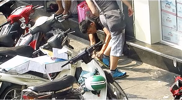 Mỗi ngày các nhóm lừa đảo này thu về hàng chục triệu đồng từ tiền trấn lột du khách quanh khu vực hồ Hoàn Kiếm, quận Hoàn Kiếm, Hà Nội.